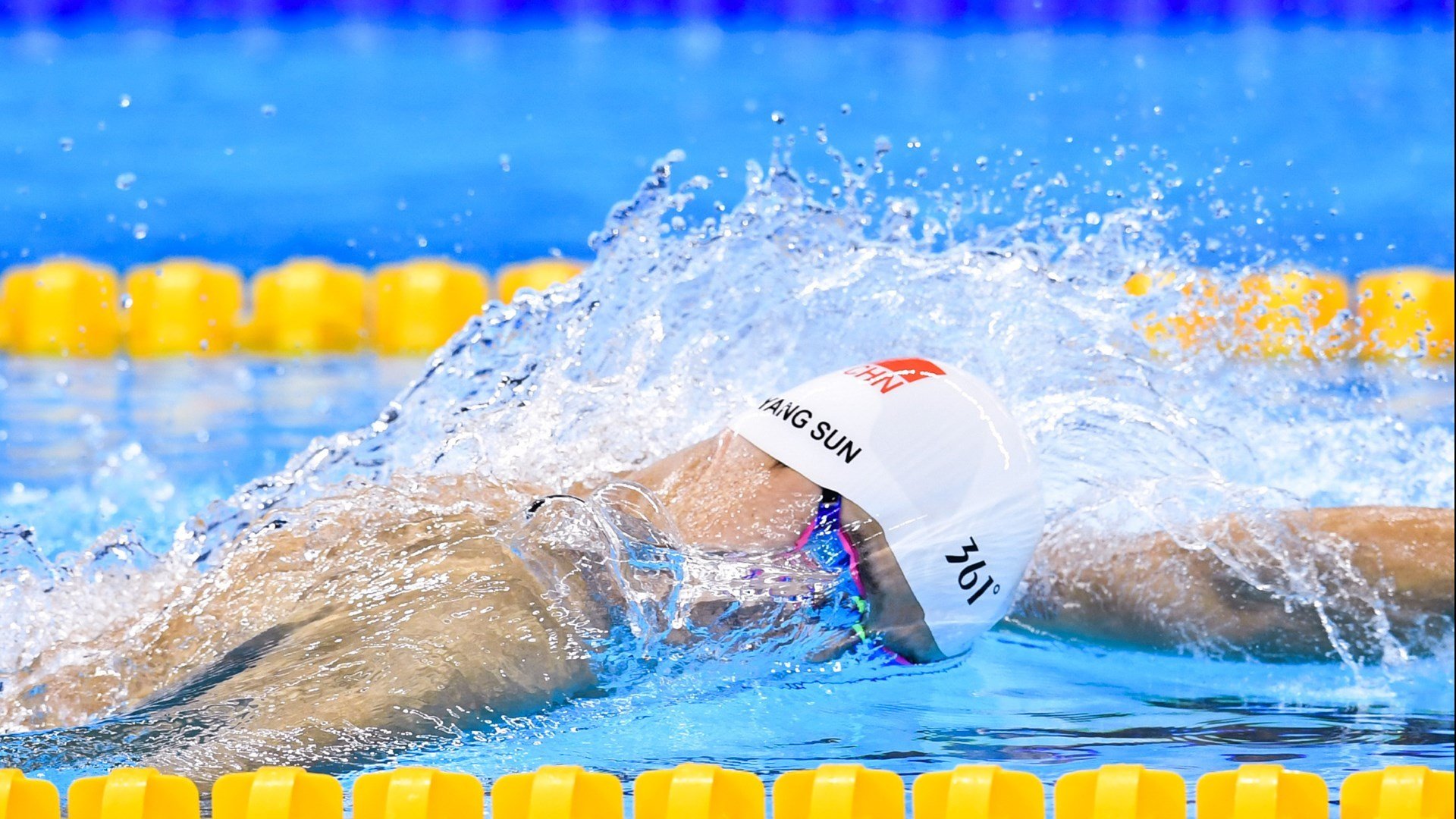 赛道上的英伦对决，阿斯顿马丁鏖战威廉姆斯，周冠宇状态火热点燃赛场